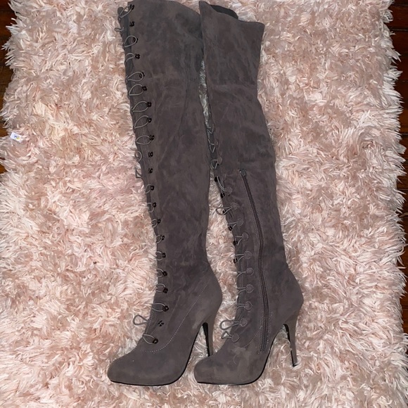 Shoes - 🎉Sale $15🎉Grey Knee High Boots Size 7